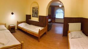Hypo-allergenic bedding, free WiFi, linens