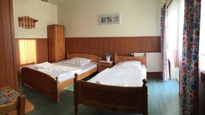 Hypo-allergenic bedding, free WiFi, linens