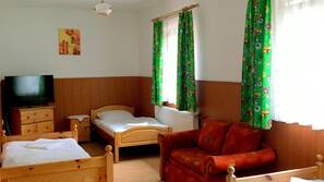 Hypo-allergenic bedding, free WiFi, linens