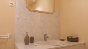 Douche, douche à « effet pluie », articles de toilette gratuits