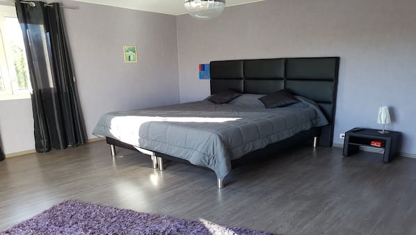 5 bedrooms, iron/ironing board, Internet, linens