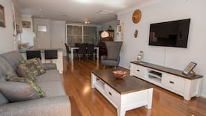 2 bedrooms, iron/ironing board, free WiFi, linens