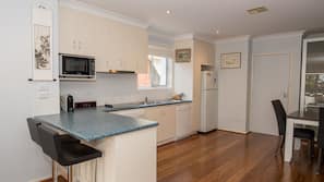 Full-sized fridge, microwave, oven, hob