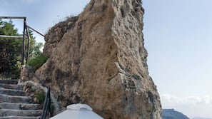 Spiaggia privata, sabbia bianca, lettini da mare, ombrelloni
