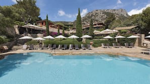 Piscina stagionale all'aperto, ombrelloni da piscina, lettini