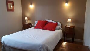 5 bedrooms, free WiFi, linens