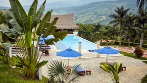 Una piscina al aire libre