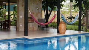 Una piscina al aire libre