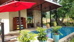 Una piscina al aire libre