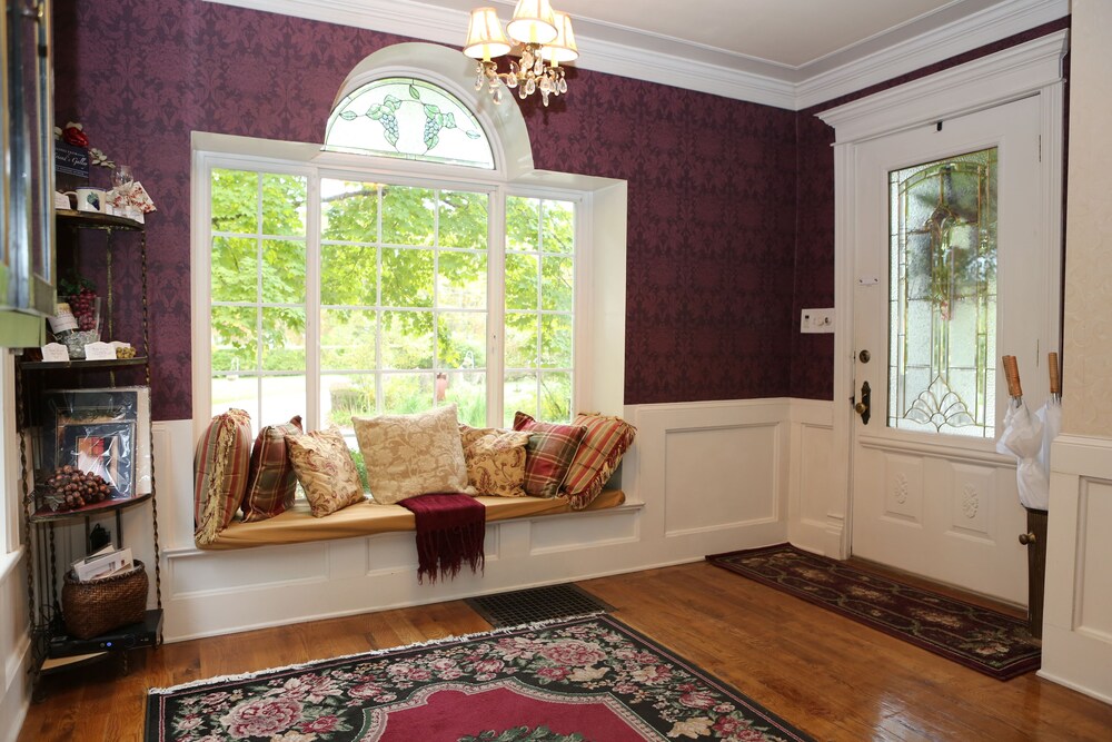 Martha's Vineyard Bed & Breakfast in South Haven Best Rates & Deals