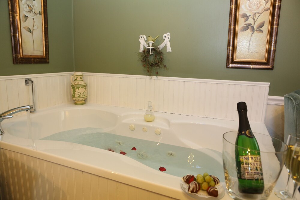 Martha's Vineyard Bed & Breakfast in South Haven Best Rates & Deals on Orbitz