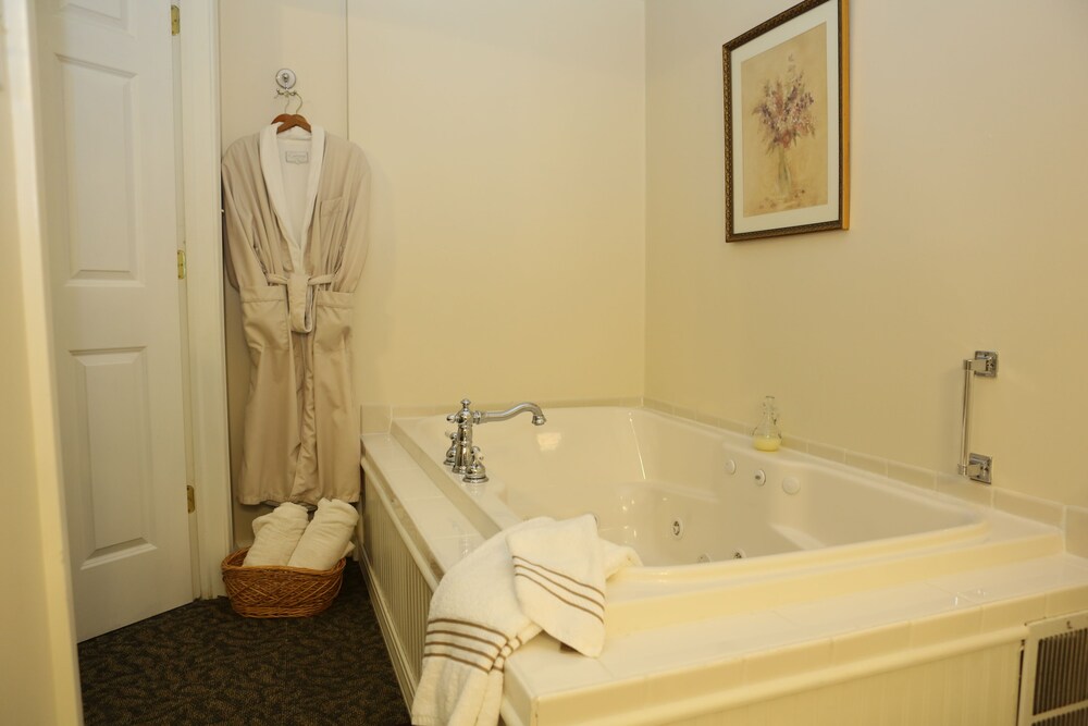 Martha's Vineyard Bed & Breakfast in South Haven Best Rates & Deals on Orbitz