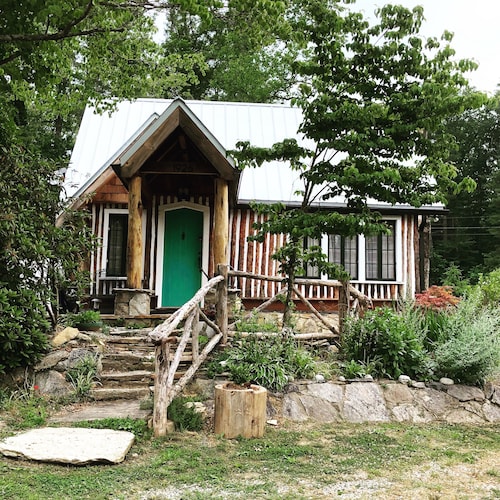 Fully Renovated 100 Yr Old Log Cabin Romantic Hot Tub Getaway In