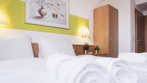 Een bureau, een strijkplank/strijkijzer, gratis wifi, beddengoed