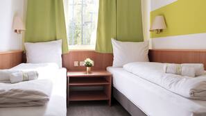 Een bureau, een strijkplank/strijkijzer, gratis wifi, beddengoed