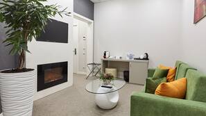 Hypo-allergenic bedding, minibar, in-room safe, desk