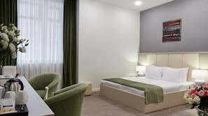 Hypo-allergenic bedding, minibar, in-room safe, desk