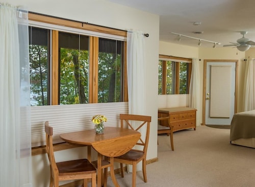 Glenora Wine Cellars Hotels Find Hotel Deals Sunrise Landing