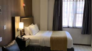 Premium bedding, desk, iron/ironing board, free WiFi