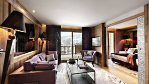 In-room safe, blackout curtains, free WiFi, linens