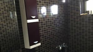 Separate bathtub and shower, rainfall showerhead, free toiletries