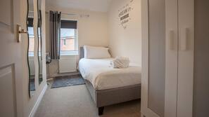 Iron/ironing board, free WiFi, linens