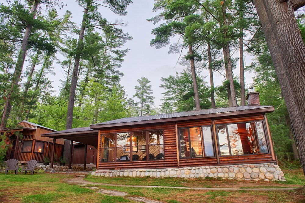 Beautiful Log Cottage on Historic Mattawa River Lake Chantplein