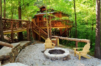 The 87 Getaway Natural Treehouse Retreat Mountain View Room