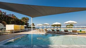 Piscine couverte, piscine extérieure, parasols de plage, chaises longues