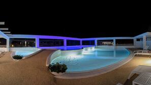 Piscina all'aperto, ombrelloni da piscina, lettini