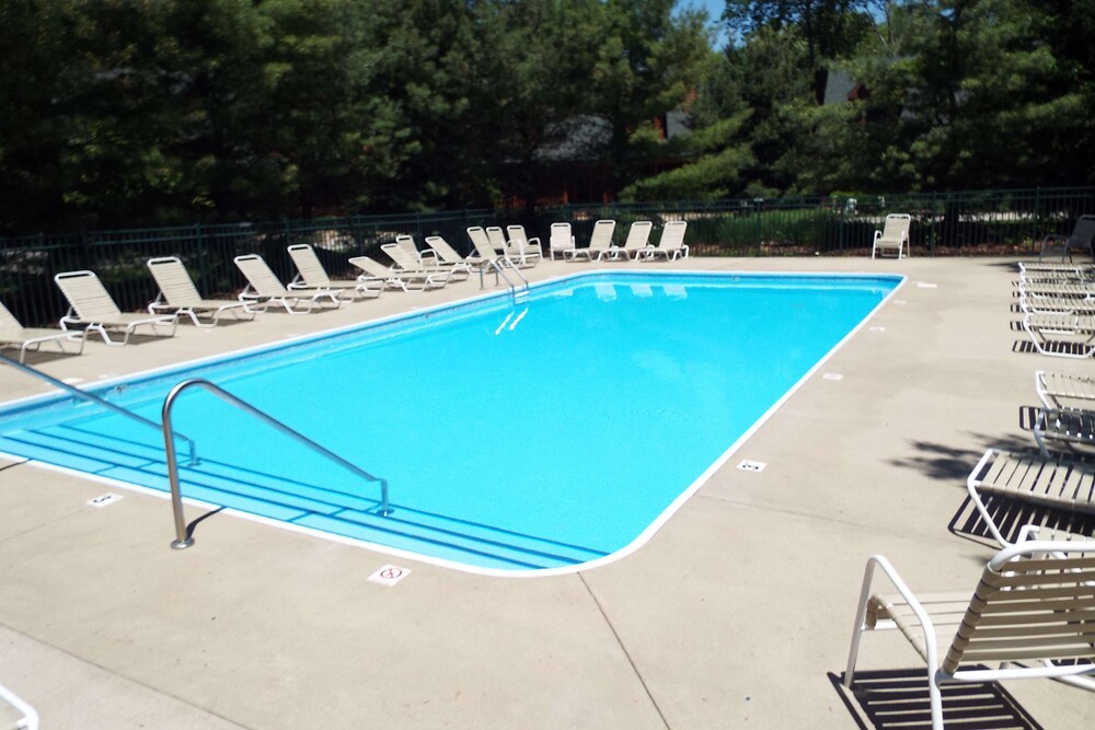 Beautiful Luxury Cabin With Pool / Private Hot Tub, Saugatuck, MI