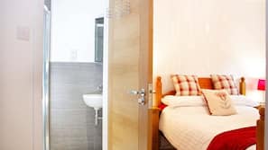 3 bedrooms, iron/ironing board, Internet, linens