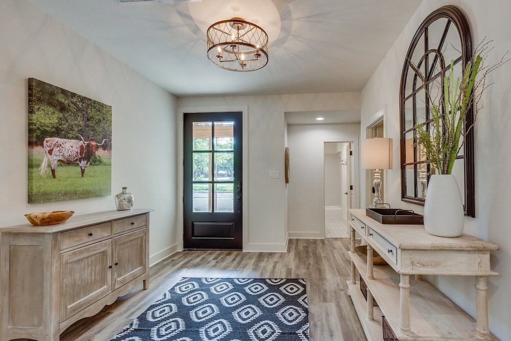 Designer’s LUXURY HOME Near Gaylord Lake Grapevine/Slps 24/ POOL