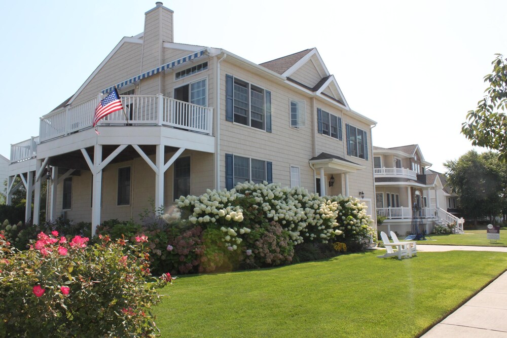 Bayview Home Pool And Steps Away From Water Access And