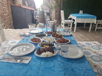 Assos Dr No Pansiyon Deals Reviews Canakkale Tur Wotif