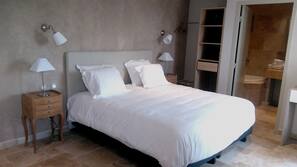 Literie de qualité supérieure, matelas mémoire de forme, minibar
