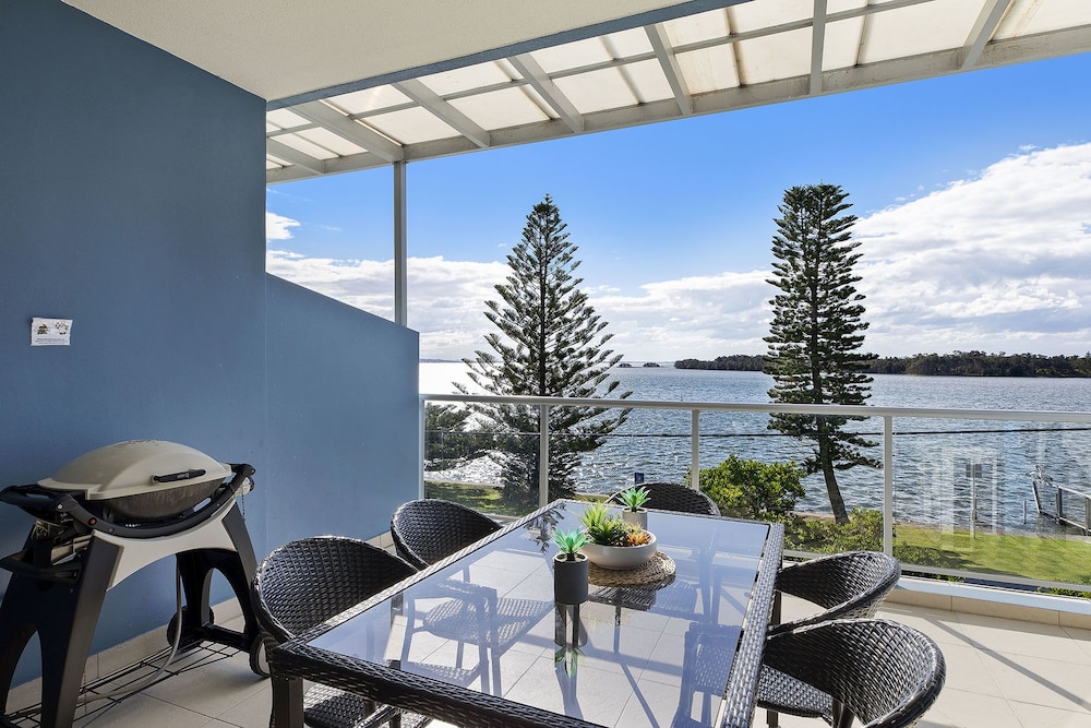 Lakeside Waterfront Apartment 18