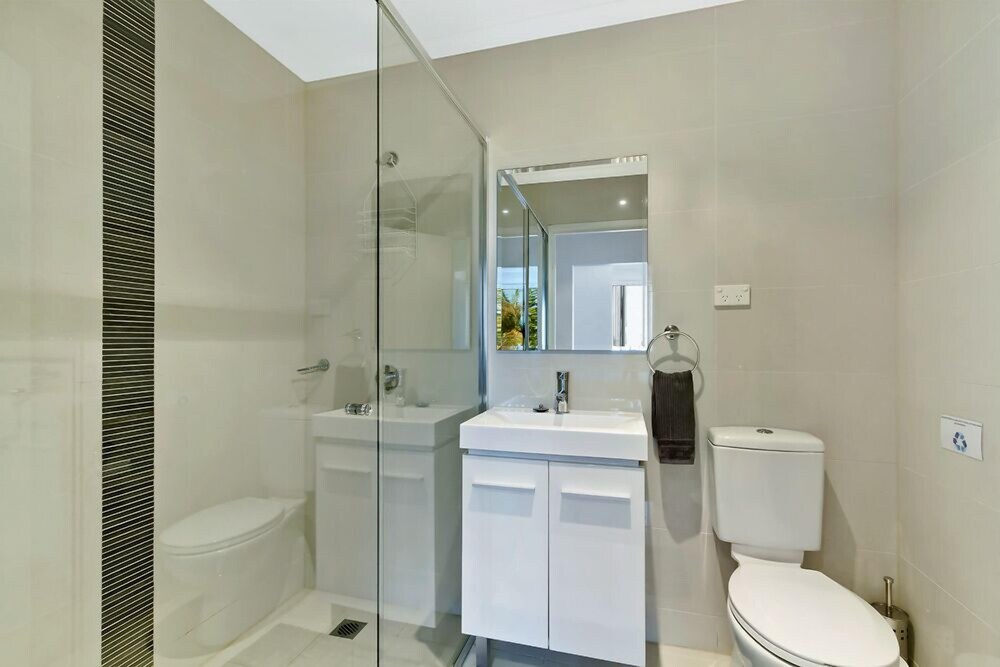 Lakeside Waterfront Apartment 18