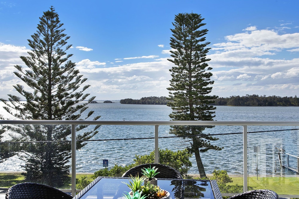 Lakeside Waterfront Apartment 18