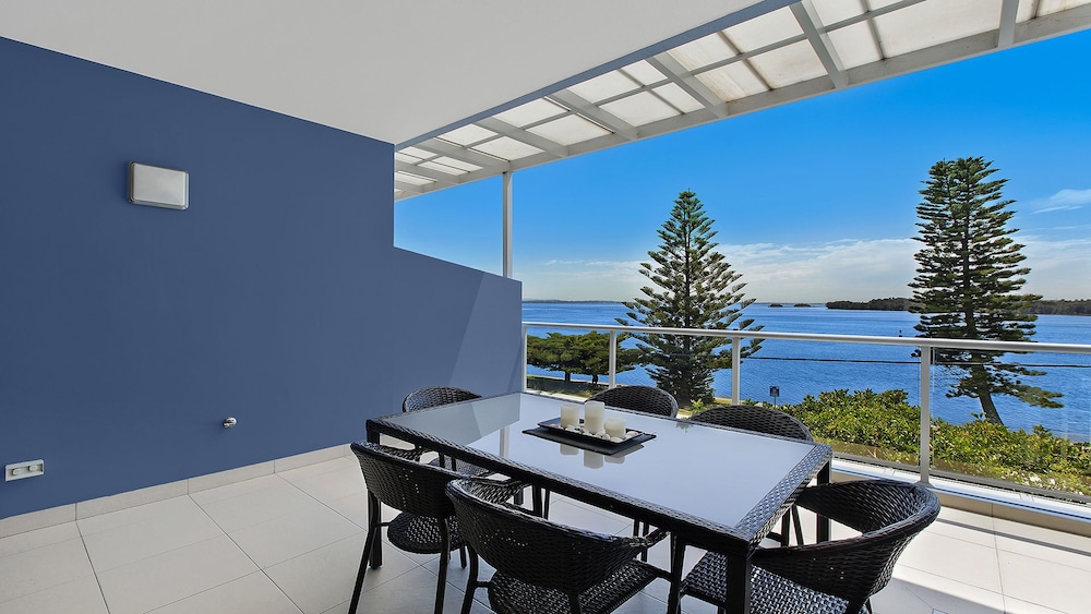 Lakeside Waterfront Apartment 18