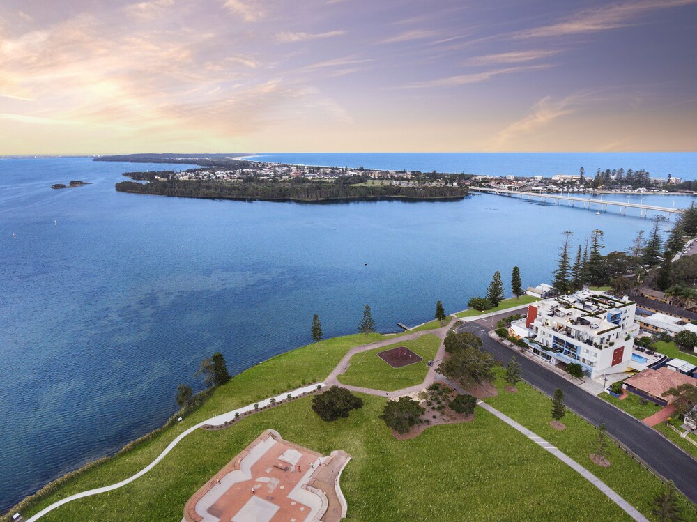 Lakeside Waterfront Apartment 18