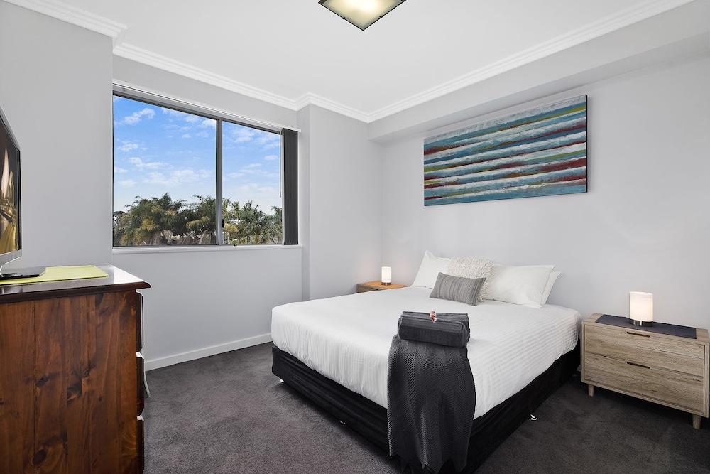 Lakeside Waterfront Apartment 18