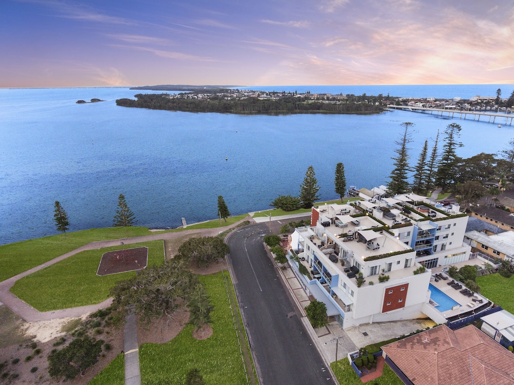Lakeside Waterfront Apartment 18
