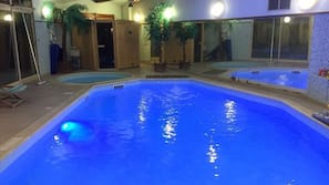 Piscine couverte, chaises longues