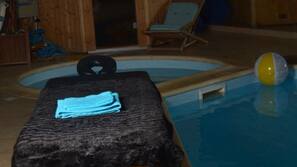 Piscine couverte, chaises longues