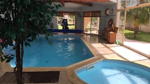 Piscine couverte, chaises longues