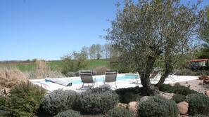 Piscine extérieure (ouverte en saison), chaises longues