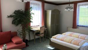 Zimmersafe, Schreibtisch, kostenloses WLAN, Bettwäsche