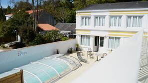Piscine extérieure, chaises longues