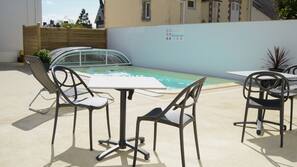 Piscine extérieure, chaises longues